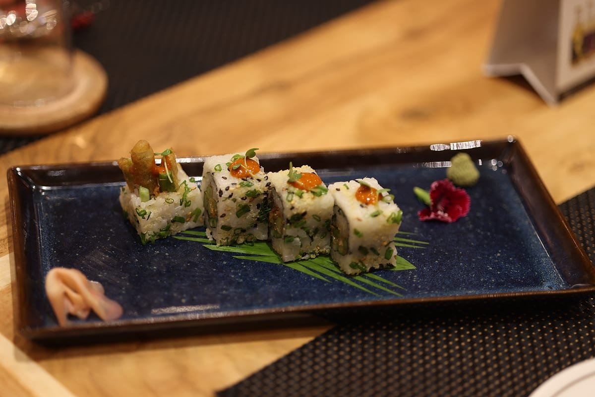 Maki rolls plated on indigo ceramic